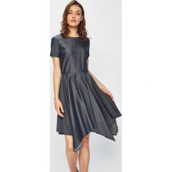 Trussardi Jeans - Sukienka. Niebieskie sukienki damskie TRUSSARDI JEANS, na co dzień, bez wzorów, z jeansu, casualowe, bez kołnierzyka, bez ramiączek, mini, proste. W wyprzedaży za 399.90 zł.
