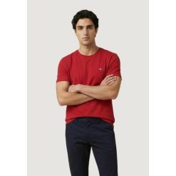 Koszulka crop top Mężczyzna GANT REG SHIELD SS T-SHIRT. Czerwone t-shirty męskie Gant, m, bez wzorów, z bawełny, bez kołnierzyka. W wyprzedaży za 205.40 zł.