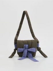 Pikowana torebka - brązowy. Brązowe torebki klasyczne damskie Reserved, bez wzorów, z tkaniny, pikowane, bez dodatków. Za 199.99 zł.