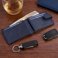 Portfel skórzany męski mały poziomy z flagą granatowy RFiD Beltimore D58. Niebieskie portfele męskie bez wzorów. Za 44.91 zł.