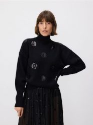 Wełniany sweter z aplikacjami - czarny. Czarne swetry klasyczne damskie Reserved, l, z wełny, bez kołnierzyka. W wyprzedaży za 199.99 zł.