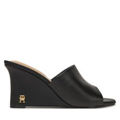 Klapki Tommy Hilfiger. Czarne klapki damskie Tommy Hilfiger, bez wzorów, bez obcasa. Za 459.99 zł.