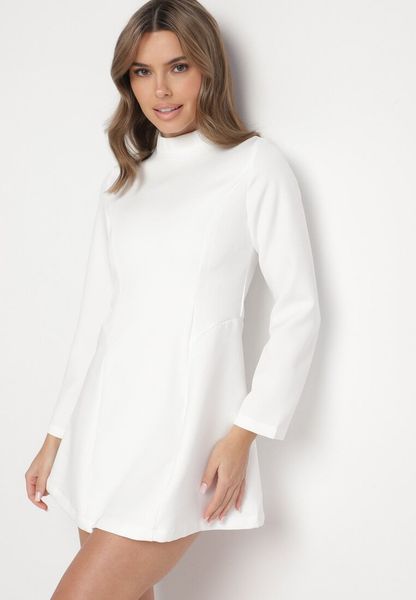 Biała Taliowana Sukienka o Rozkloszowanym Dole Virvesa. Białe sukienki damskie Born2be, na co dzień, l, bez wzorów, eleganckie, bez kołnierzyka, bez ramiączek, dopasowane. Za 149.99 zł.