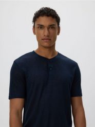 T-shirt henley regular fit - granatowy. Niebieskie t-shirty męskie Reserved, l, bez wzorów, z dzianiny, bez kołnierzyka. W wyprzedaży za 35.99 zł.
