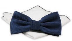 Granatowa Mucha z Białą Poszetką -CHATTIER- Męska, w Koła, Geometryczny Wzór, Jednokolorowa. Niebieskie krawaty i muchy męskie Chattier, bez wzorów, eleganckie. Za 59.00 zł.