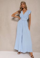 Jasnoniebieski Kopertowy Kombinezon Wide Leg Zdobiony Plisami i Paskiem z Klamrą Salirella. Niebieskie kombinezony damskie Renee, l, z aplikacjami, eleganckie, bez kołnierzyka, bez ramiączek. Za 84.99 zł.