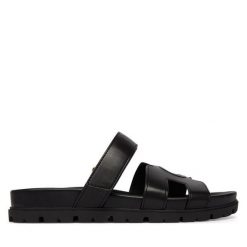 Klapki Guess. Czarne klapki damskie Guess, z aplikacjami, bez obcasa. Za 459.99 zł.