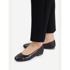 Baleriny Lasocki. Czarne baleriny damskie Lasocki, bez wzorów, bez obcasa. Za 149.99 zł.