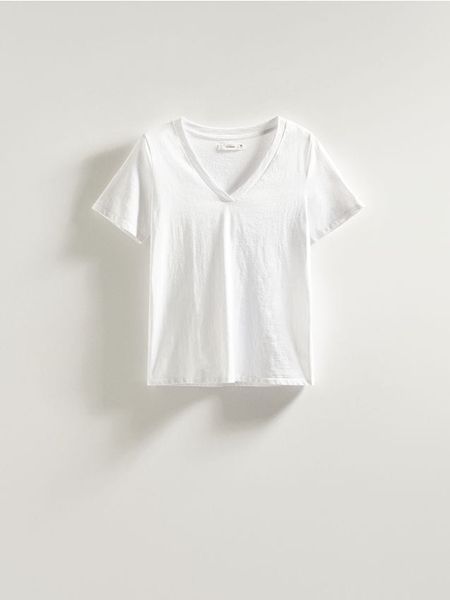 T-shirt regular z dekoltem V - biały. Białe t-shirty damskie Reserved, l, bez wzorów, z bawełny, bez kołnierzyka. Za 35.99 zł.