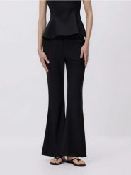 Spodnie flare - czarny. Czarne spodnie materiałowe damskie Reserved, bez wzorów, z tkaniny. Za 129.99 zł.