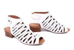 PIAZZA 910321-03 weiss, sandały damskie. Białe sandały damskie Piazza, w ażurowe wzory, ze skóry, bez obcasa, na obcasie. Za 299.90 zł.