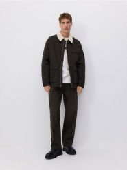 Kurtka z kołnierzem - brązowy. Brązowe kurtki męskie Reserved, l, bez wzorów, z bawełny, bez kaptura. W wyprzedaży za 69.99 zł.