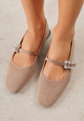 Ciemnobeżowe Balerinki z Imitacji Zamszu z Paskiem z Biżuteryjną Klamerką Elintora. Brązowe baleriny damskie Born2be, bez wzorów, z jeansu, bez obcasa. Za 79.99 zł.