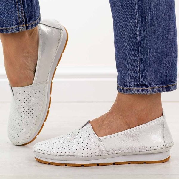 Srebrne skórzane półbuty damskie S.Barski 7049. Szare półbuty damskie S.BARSKI, w ażurowe wzory, z jeansu, casualowe, bez obcasa, na płaskiej podeszwie. Za 229.00 zł.