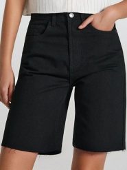 Szorty jeansowe straight - czarny. Czarne szorty damskie Sinsay, bez wzorów, z jeansu. W wyprzedaży za 33.99 zł.