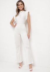 Biały Kombinezon z Rozszerzanymi Nogawkami i Poduszkami w Ramionach Atearai. Białe kombinezony damskie Born2be, bez wzorów, eleganckie, bez kołnierzyka, bez ramiączek, krótkie. Za 109.99 zł.