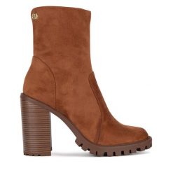 Botki Nine West. Brązowe botki damskie Nine West, bez obcasa, na słupku, bez zapięcia. Za 279.99 zł.