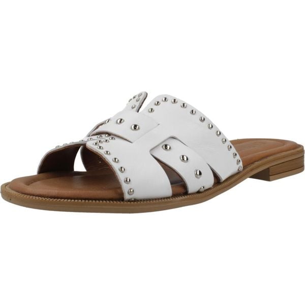 Sandały CARMELA 163060C Biały. Białe obuwie trekkingowe damskie Carmela, bez wzorów, ze skóry, bez obcasa. Za 281.99 zł.