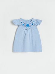 Sukienka z haftem - jasnoniebieski. Niebieskie sukienki dziewczęce Reserved, bez wzorów, z bawełny, bez ramiączek. W wyprzedaży za 15.99 zł.