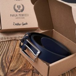 Pasek męski skórzany granatowy 90 cm ze srebrną klamrą Paolo Peruzzi PG-03-DBS-90. Niebieskie paski męskie bez wzorów, z jeansu, eleganckie. Za 49.00 zł.