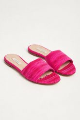 Klapki damskie CASADEI. Klapki damskie Casadei, bez wzorów, bez obcasa. W wyprzedaży za 1,396.85 zł.