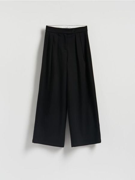 Spodnie z szeroką nogawką - czarny. Czarne spodnie materiałowe damskie Reserved, bez wzorów, z tkaniny. Za 159.99 zł.