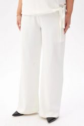 Eleganckie spodnie Rosa z poszerzoną nogawką w kolorze ecru PLUS SIZE XXL. Spodnie materiałowe damskie Moda Size Plus Iwanek, bez wzorów, z elastanu, eleganckie, z podwyższonym stanem, plus size. Za 249.90 zł.