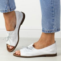 Srebrne skórzane Polskie sandały damskie z zakrytą piętą Deoni D488. Szare sandały damskie Deoni, bez wzorów, ze skóry, bez obcasa, na obcasie. Za 399.00 zł.