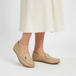 Mokasyny damskie Armodo, cholewka ze skóry naturalnej konstrukcja z dekoracyjną aplikacją miękka forma niska elastyczna podeszwa zapewniająca komfort. Brązowe mokasyny damskie Armodo, ze skóry. Za 379.00 zł.