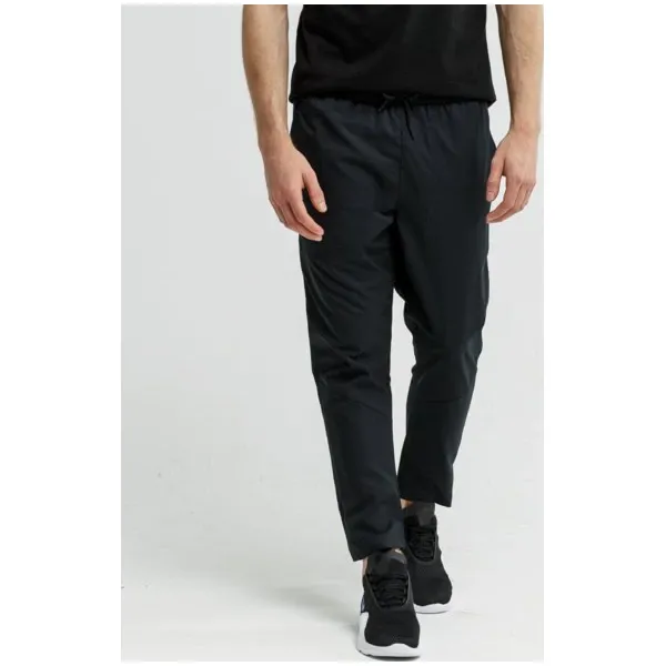 Umbro Spodnie Cropped Tapered , czarny, rozmiar S. Czarne spodnie materiałowe męskie Umbro, bez wzorów, z materiału. W wyprzedaży za 63.99 zł.
