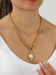 L'Atelier de Gaia Pozłacany naszyjnik z zawieszką - dł. 45 cm rozmiar: onesize. Białe naszyjniki damskie L'Atelier de Gaia, pozłacane. Za 104.39 zł.