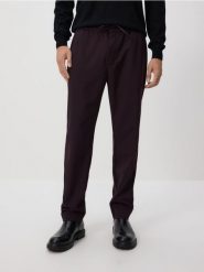 Spodnie joggery - mahoniowy. Brązowe spodnie materiałowe męskie Reserved, bez wzorów, z tkaniny. Za 139.99 zł.