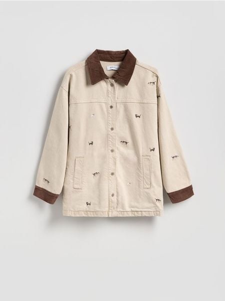 Jeansowa kurtka z haftem - beżowy. Brązowe kurtki damskie Reserved, l, bez wzorów, z denimu, bez kaptura. W wyprzedaży za 159.99 zł.