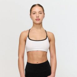 Biustonosz sportowy damski fitness biały Varsity. Białe biustonosze sportowe damskie GYMBEAM, bez wzorów, z elastanu. Za 84.90 zł.
