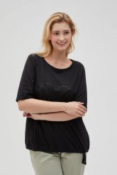T-shirt z ozdobną aplikacją czarny. Czarne t-shirty damskie MOODO, z aplikacjami, z bawełny, bez kołnierzyka. Za 69.99 zł.