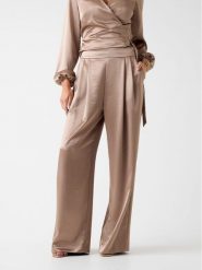 Guess Spodnie materiałowe W6RB66 W2612 Beżowy Slim Fit. Brązowe spodnie materiałowe damskie Guess, z aplikacjami, z materiału. Za 379.99 zł.