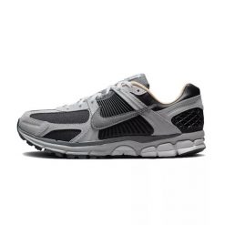 Buty Nike Zoom Vomero 5 Szary Ciemny. Szare buty sportowe na co dzień męskie Nike, z gumy, bez zapięcia, na fitness i siłownię, nike zoom. Za 594.85 zł.
