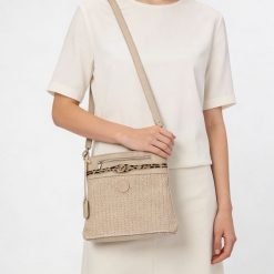 Torebka damska Rieker, z tekstylnego materiału o plecionej strukturze z regulowanym paskiem na ramię praktyczną kieszenią z przodu i lekką wygodną fo. Brązowe listonoszki damskie Rieker, bez wzorów, ze skóry, bez dodatków. Za 239.00 zł.