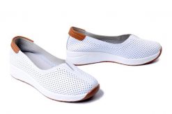 ARTIKER RELAKS 54C1727 biały, półbuty damskie. Białe półbuty damskie Artiker Relaks, bez wzorów, z gumy, bez obcasa, na koturnie. Za 159.90 zł.