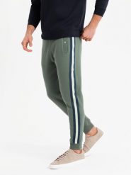 Męskie dresowe spodnie z lampasami i ściągaczami na nogawkach – oliwkowe V2 OM-PASK-0258 - XXL. Zielone spodnie dresowe męskie Ombre Clothing, z aplikacjami, z bawełny. Za 119.99 zł.