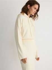 Sweter z kapturem - kremowy. Białe swetry klasyczne damskie Reserved, l, z dzianiny, bez kołnierzyka. W wyprzedaży za 79.99 zł.