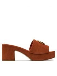 Guess Klapki Cinzia FLJCIN SUE03 Brązowy. Brązowe klapki damskie Guess, z aplikacjami, ze skóry, bez obcasa. Za 969.99 zł.