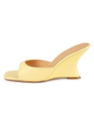 Loft37 Skórzane klapki w kolorze żółtym rozmiar: 38. Żółte klapki damskie loft37, bez wzorów, bez obcasa, na koturnie. Za 304.99 zł.