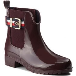 Kalosze TOMMY HILFIGER - Corporate Belt Rain FW0FW03329 Decadent Chocolate 296. Czerwone kalosze damskie Tommy Hilfiger, z aplikacjami, z materiału. W wyprzedaży za 259.00 zł.
