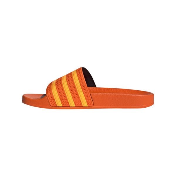 Sandały adidas Originals ADILETTE. Brązowe obuwie trekkingowe damskie Adidas, bez wzorów, z materiału, bez obcasa. Za 156.10 zł.