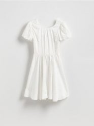 Sukienka mini z ozdobną kokardą - biały. Białe sukienki damskie Reserved, l, bez wzorów, z tkaniny, bez kołnierzyka, bez ramiączek, mini. Za 199.99 zł.