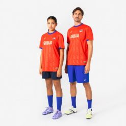 Koszulka piłkarska dla kibiców Serbia 2026. Czerwone t-shirty damskie KIPSTA, xl, z materiału, bez ramiączek, do piłki nożnej. Za 44.99 zł.