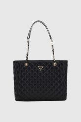 GUESS Czarna torebka damska Giully. Czarne torebki klasyczne damskie Guess, z aplikacjami, ze skóry ekologicznej, bez dodatków. W wyprzedaży za 559.99 zł.