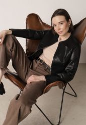 Czarna Kurtka Ramoneska Taliowana bez Kołnierzyka w Motocyklowym Stylu Nelaswenna. Czarne kurtki damskie Born2be, m, bez wzorów, z jeansu, bez kaptura. Za 119.99 zł.