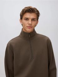 Gładka bluza ze stójką - brązowy. Brązowe bluzy bez kaptura męskie Reserved, l, z bawełny. Za 129.99 zł.